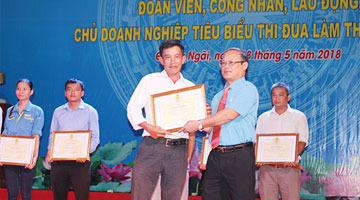 Chủ doanh nghiệp, công nhân lao động Thiên Tân Group đón nhận bằng khen từ LĐLĐ tỉnh