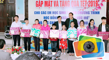 Cérémonie de remise des cadeaux du Têt pour les enfants d' "Horizon des Rêves" et l'orphelinat de Phu Hoa