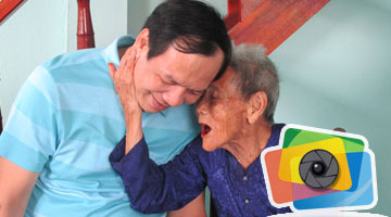 Cérémonie de remettre la maison du coeur pour la Mère héroïne Nguyên Thi Tân