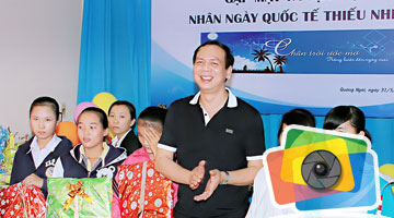 Groupe Thiên tân offre des cadeaux à l’occasion de la journée internationale des enfants