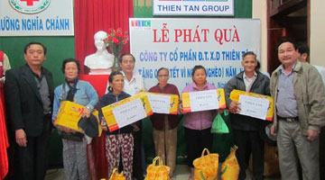 Le groupe Thiên Tân a donné 160 cadeaux de Têt aux pauvres de la commune Nghia Chanh.