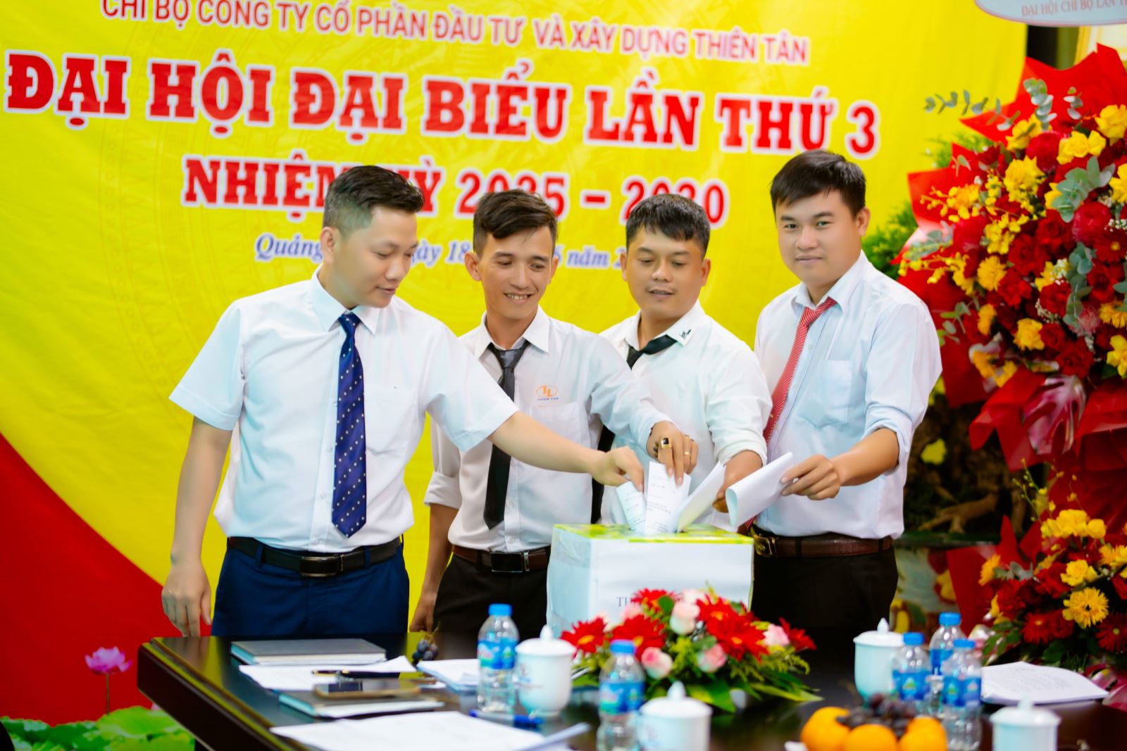Membres du Parti de Thien Tan Group