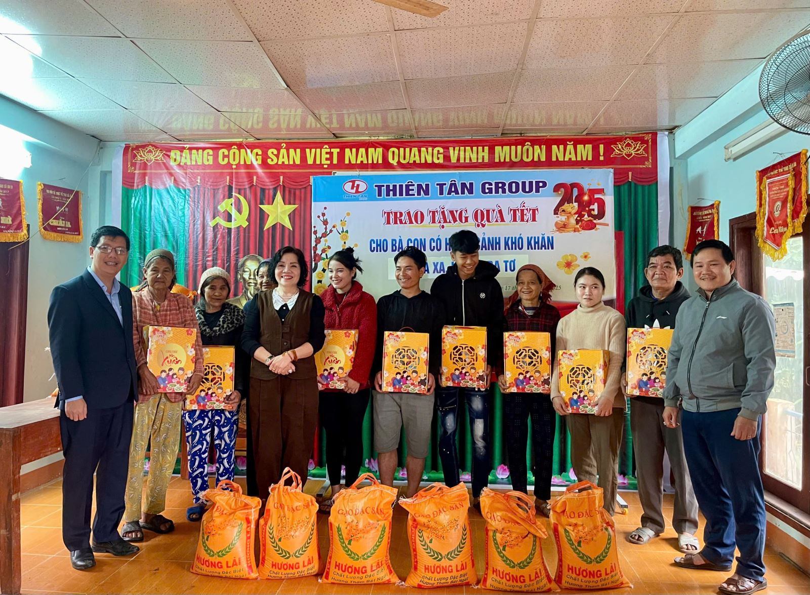 Thien Tan Group offre des cadeaux du Têt 2025 aux familles défavorisées à Ba To