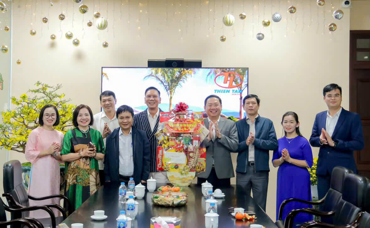 LES DIRIGEANTS DU COMITÉ POPULAIRE DE LA PROVINCE DE QUANG NGAI RENDENT VISITE ET PRÉSENTENT LEURS VŒUX DU NOUVEL AN À THIEN TAN GROUP POUR LE PRINTEMPS 2026
