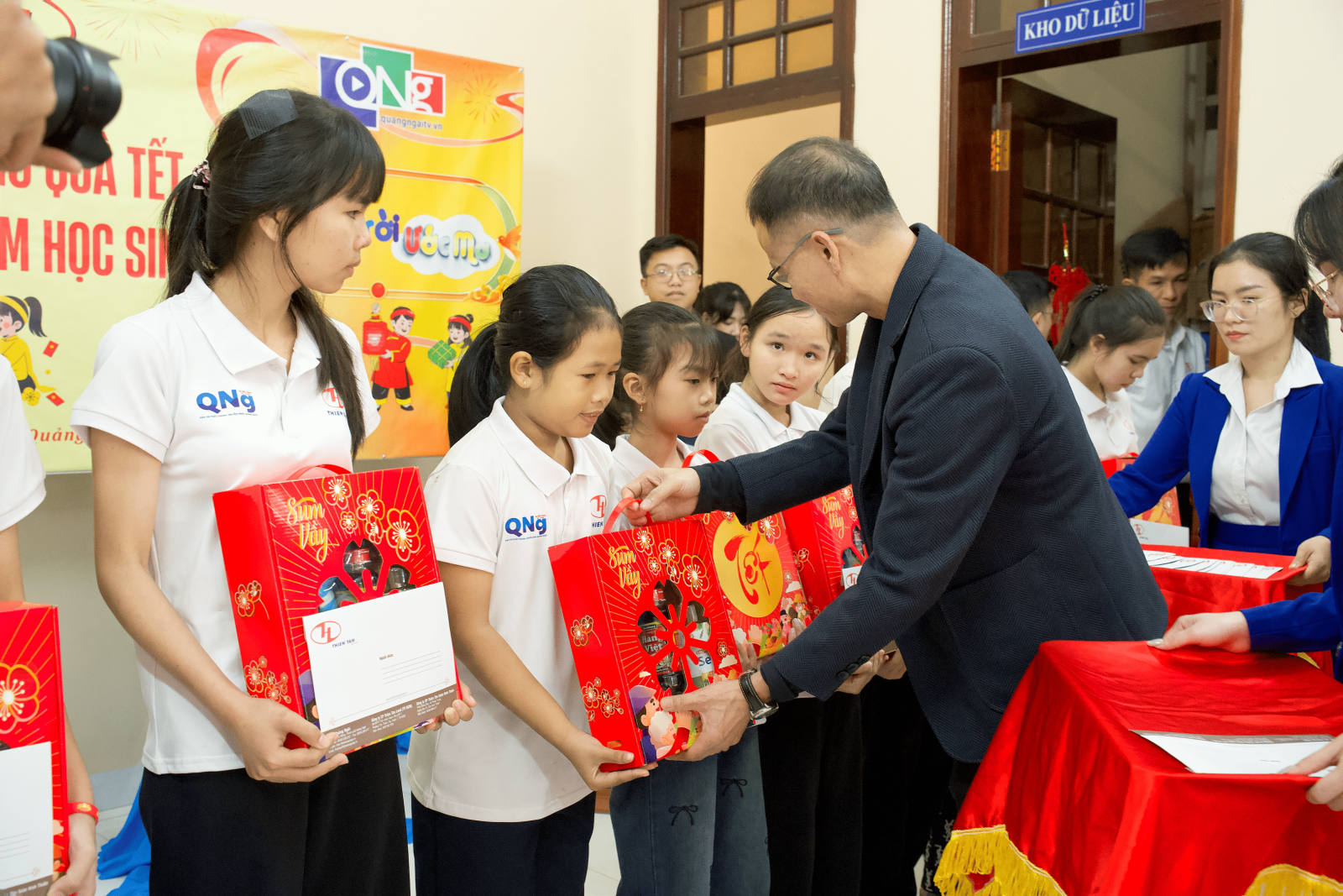 Remise de cadeaux aux élèves