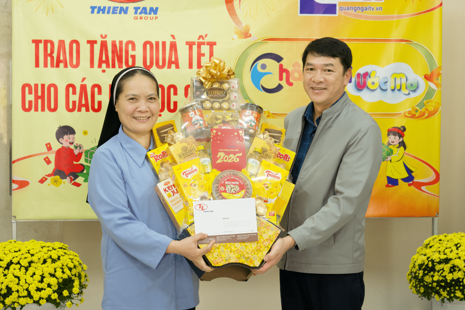 M. Huynh Bao Linh remettant des cadeaux aux religieuses